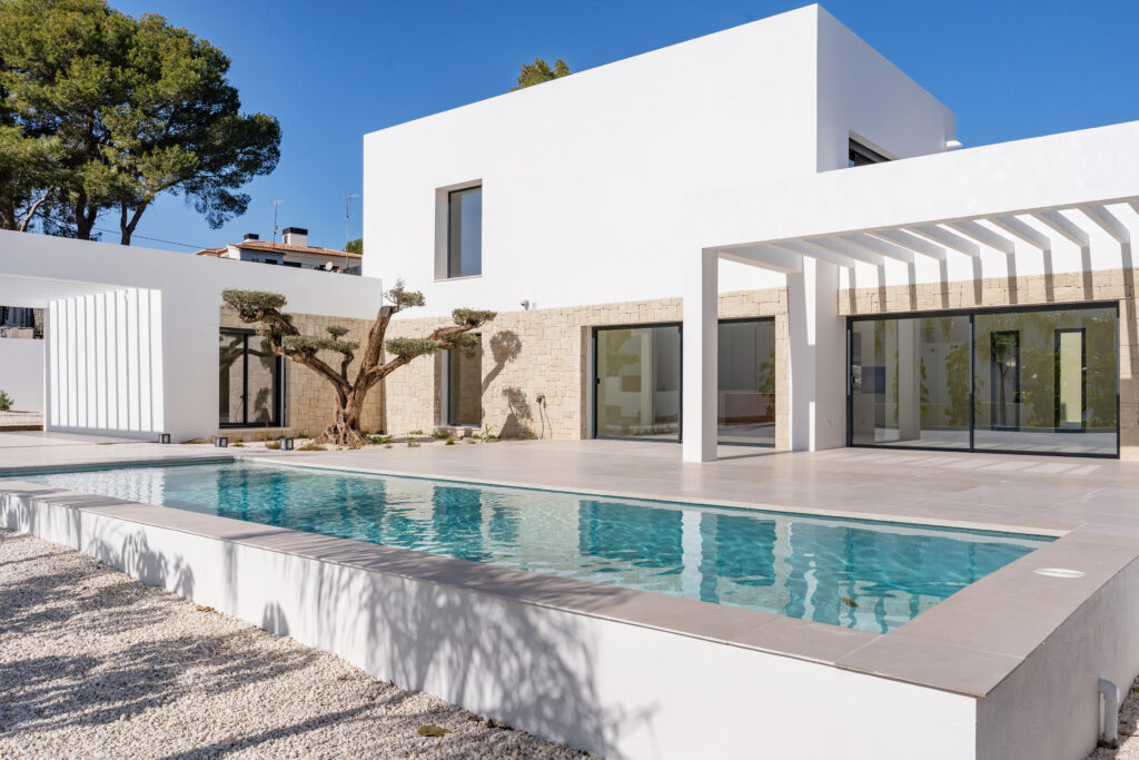 F018 | Turnkey Villa with Sea Views and 4-car garage in Moraira