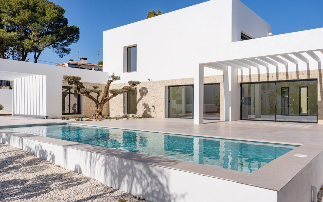 F018 | Turnkey Villa with Sea Views and 4-car garage in Moraira