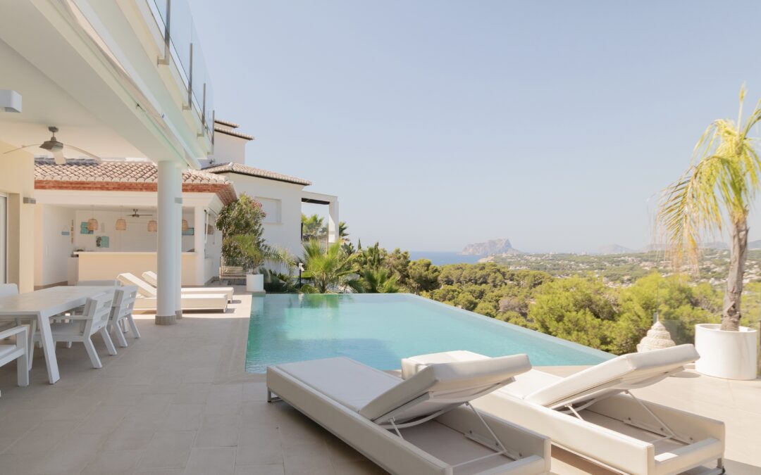 F024 | TRIPLEX LUXURY VILLA WITH STUNNING SEA AND MOUNTAIN VIEWS