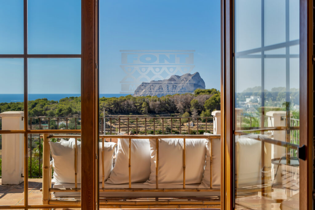 F026 | Elegant Mediterranean villa with panoramic sea views and views to Peñón de Ifach