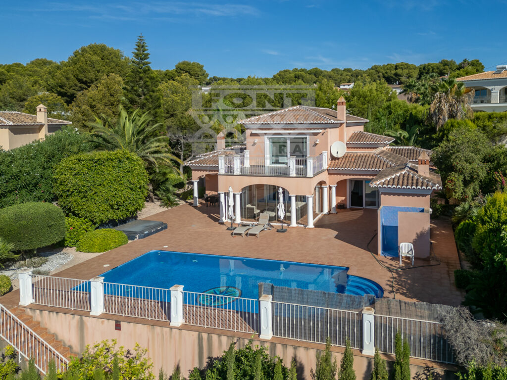 F028 | SECOND LINE VILLA IN THE CENTER OF MORAIRA, 2 STEPS FROM THE BEACH